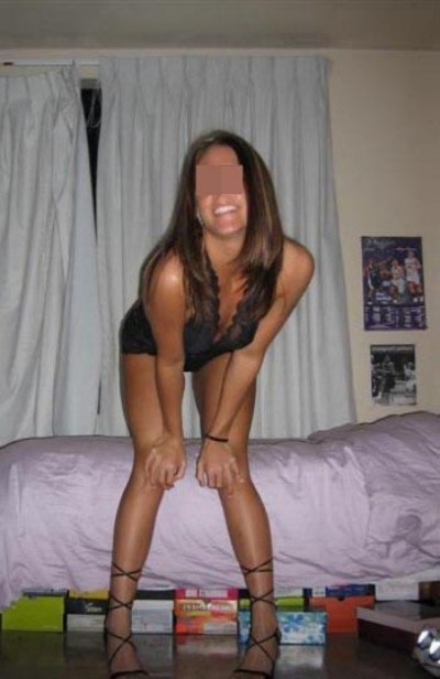 Nana très cochonne à Strasbourg appréciant la pipe Nana très cochonne à Strasbourg appréciant la pipe