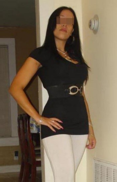 Belle femme appréciant la pipe sans capote